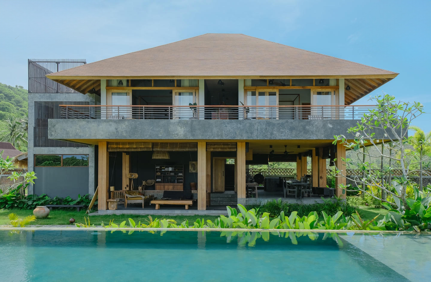 READY NOW 5 BEDROOM VILLA FOR SALE FREEHOLD IN LOMBOK BE-1920 